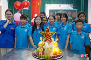 Các em nhỏ ở làng thi trang trí mâm cỗ Trung thu và cùng nhau phá cỗ.